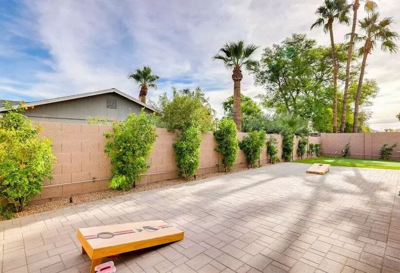 Pool & Putting Green: Central Scottsdale Home!