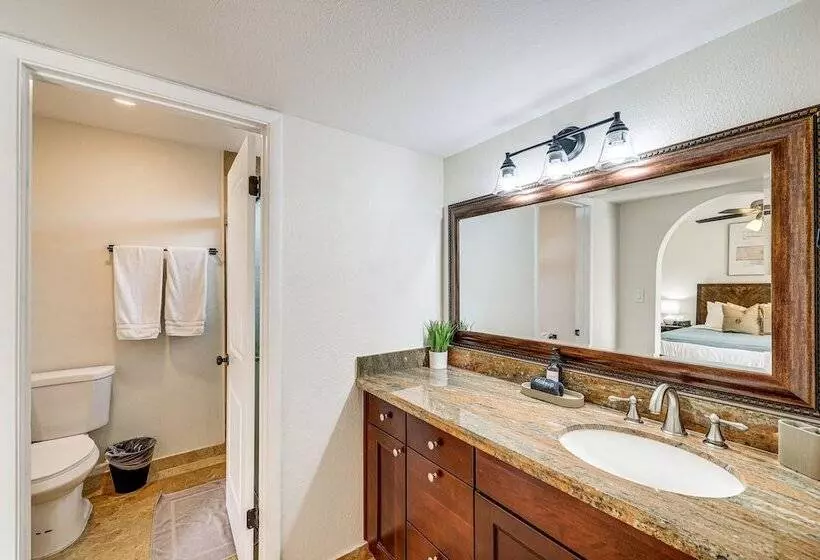Pool & Putting Green: Central Scottsdale Home!