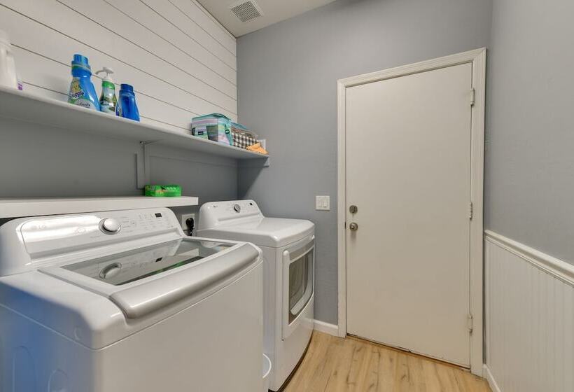 Charming Gilbert Home W/ Patio & Putting Green!