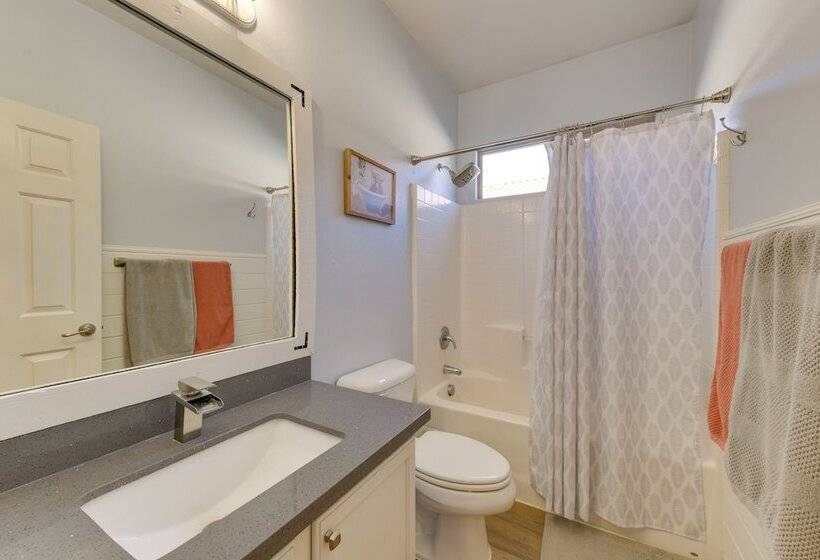 Charming Gilbert Home W/ Patio & Putting Green!