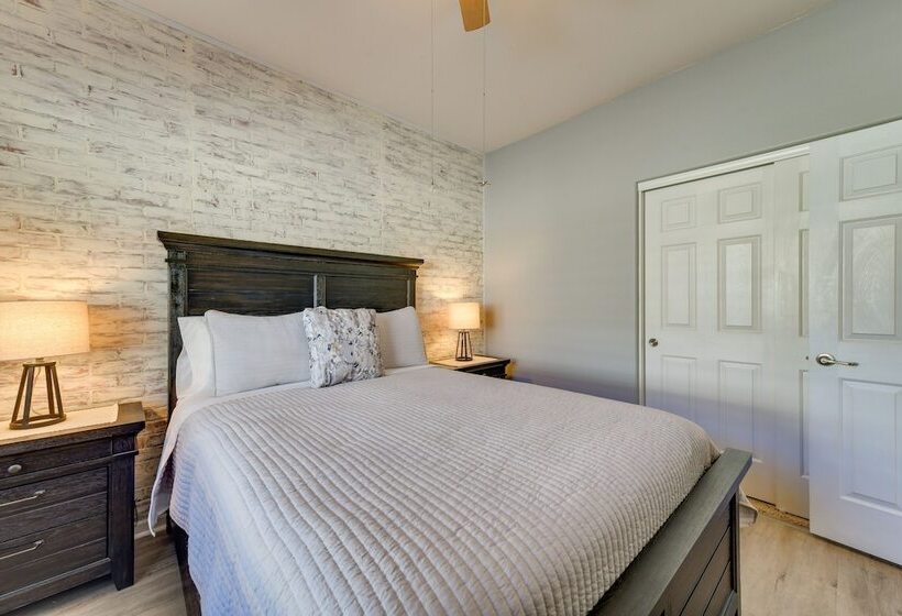 Charming Gilbert Home W/ Patio & Putting Green!