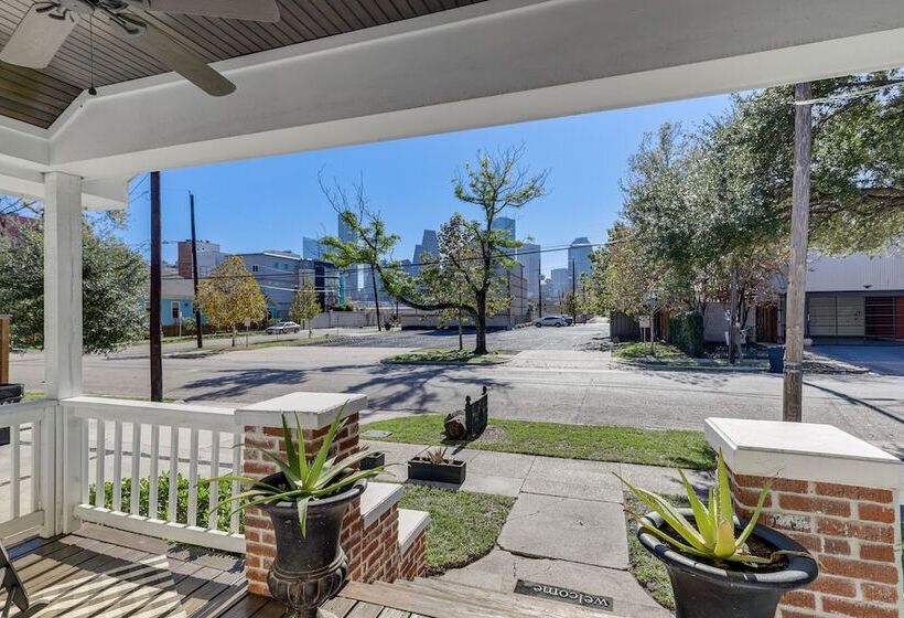 Charming Houston Home W/ Spacious Yard + Fire Pit!