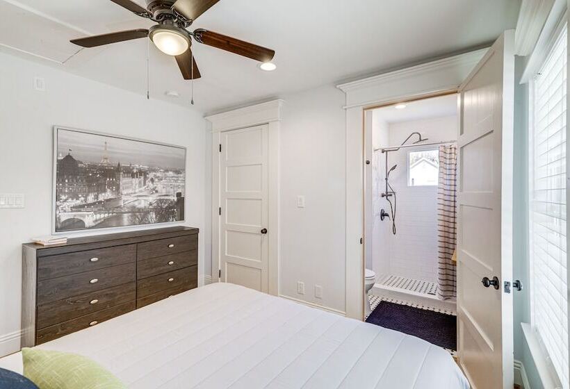 Charming Houston Home W/ Spacious Yard + Fire Pit!