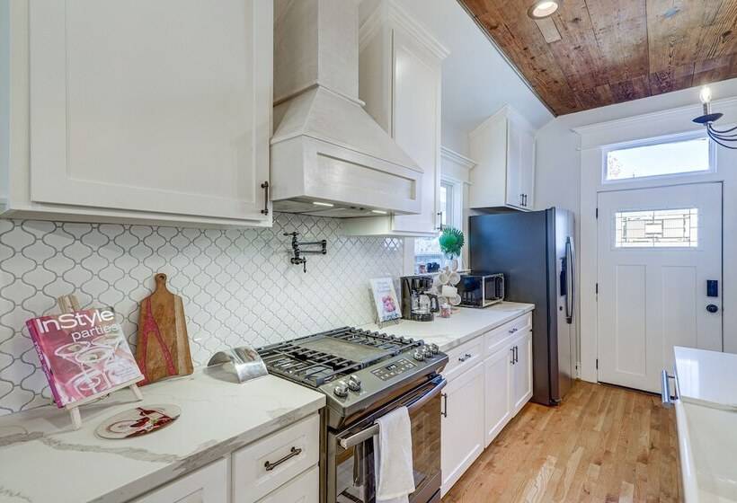 Charming Houston Home W/ Spacious Yard + Fire Pit!