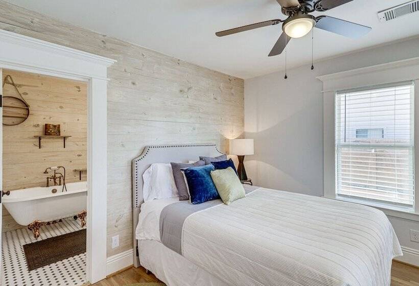 Charming Houston Home W/ Spacious Yard + Fire Pit!