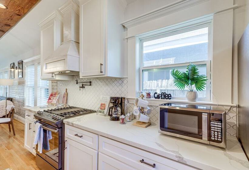 Charming Houston Home W/ Spacious Yard + Fire Pit!