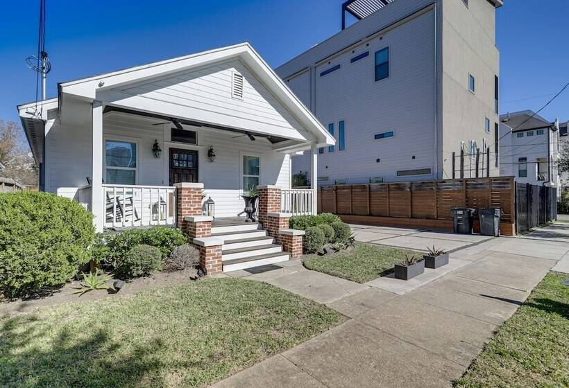 Charming Houston Home W/ Spacious Yard + Fire Pit!