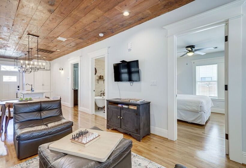 Charming Houston Home W/ Spacious Yard + Fire Pit!