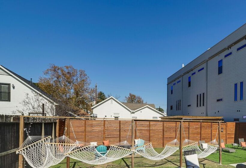 Charming Houston Home W/ Spacious Yard + Fire Pit!