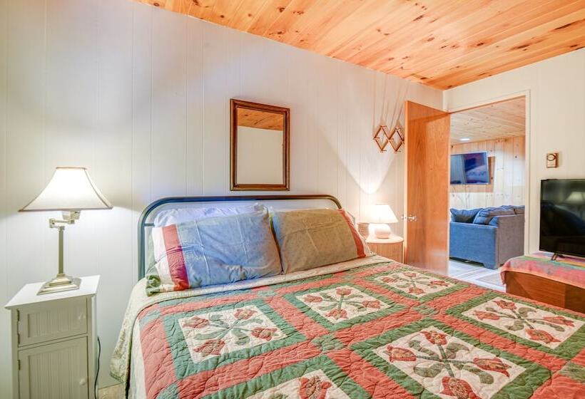 Charming Tamworth Cabin W/ Grill & Fireplace