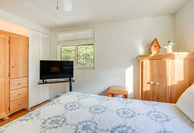 Charming Tamworth Cabin W/ Grill & Fireplace