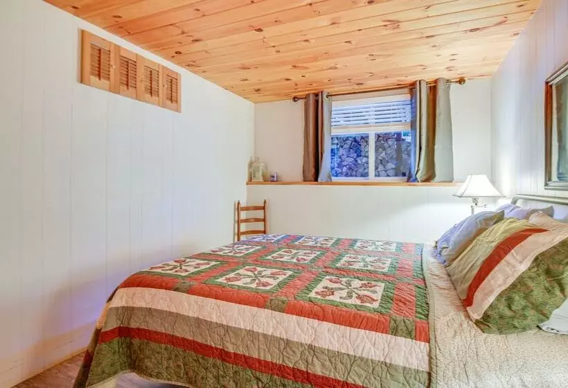 Charming Tamworth Cabin W/ Grill & Fireplace