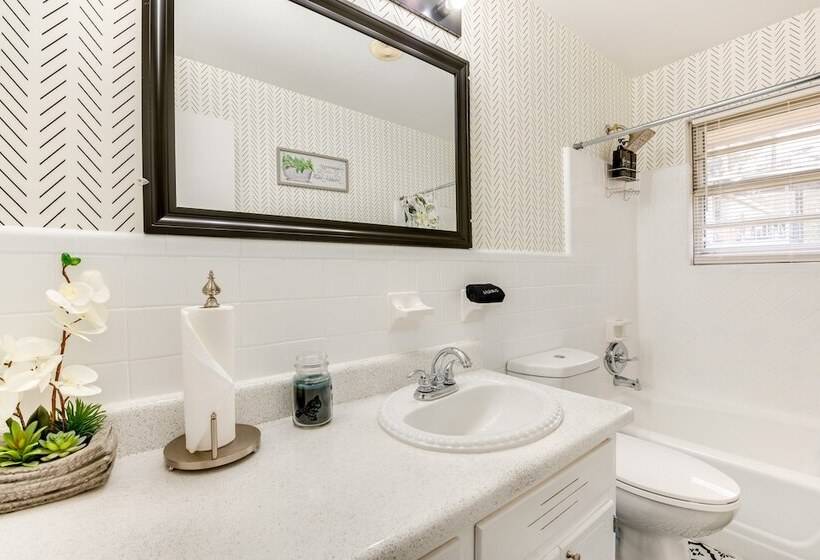 Cozy Austell Home W/ Sunroom 4 Mi To Six Flags!