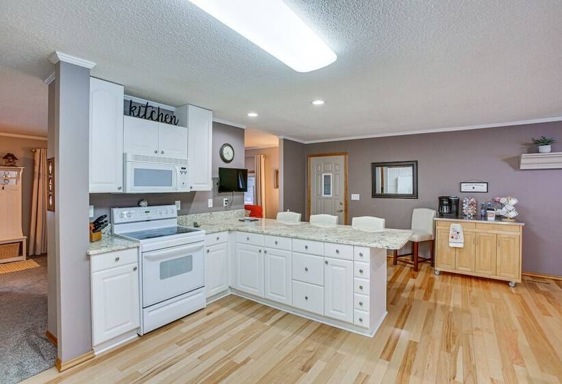 Cozy Michigan Retreat Near Sleeping Bear Dunes!