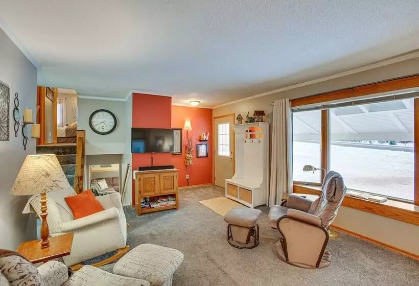 Cozy Michigan Retreat Near Sleeping Bear Dunes!