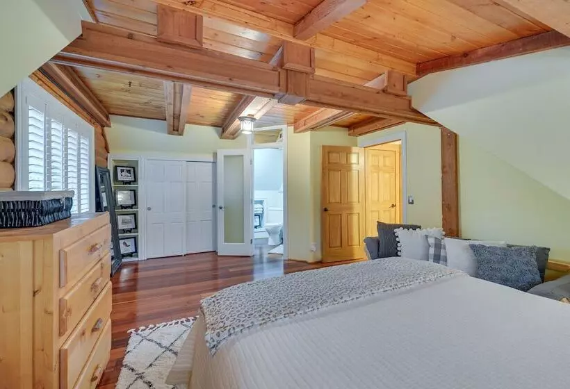 Dreamy Alpine Cabin W/ Hot Tub, Fireplace & More!