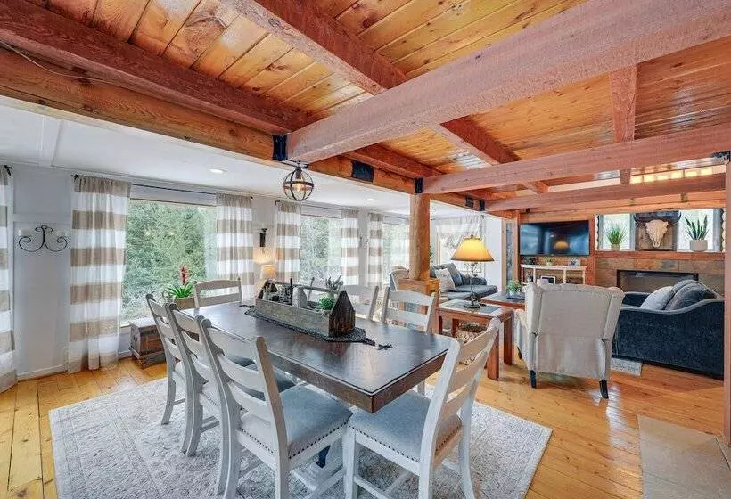 Dreamy Alpine Cabin W/ Hot Tub, Fireplace & More!