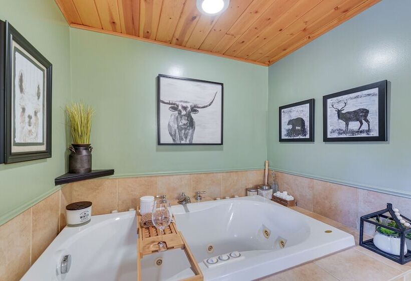 Dreamy Alpine Cabin W/ Hot Tub, Fireplace & More!