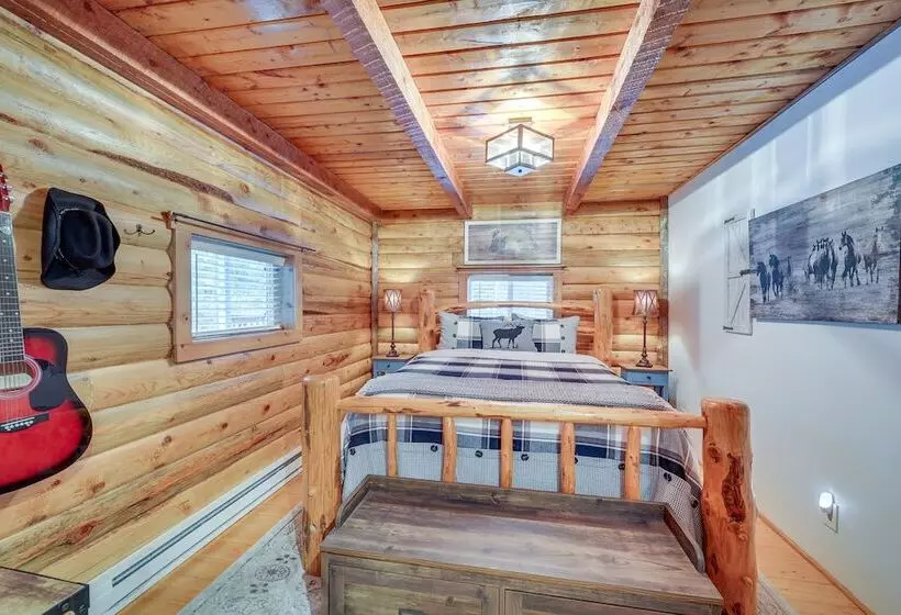 Dreamy Alpine Cabin W/ Hot Tub, Fireplace & More!