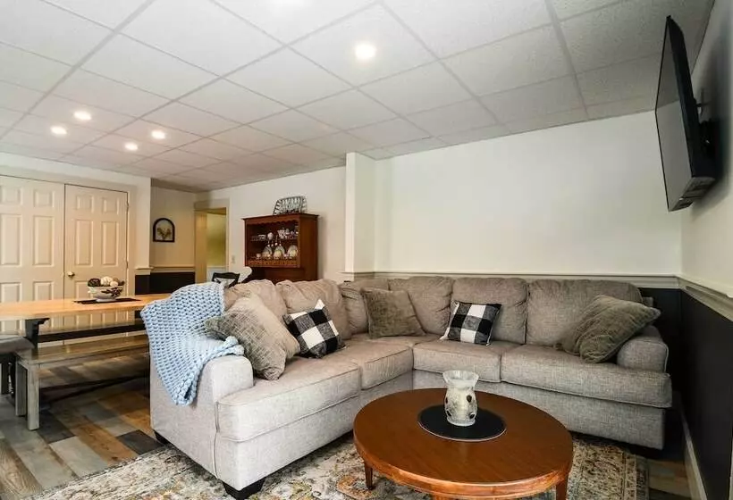 Farmhouse On Ammonoosuc River Near Cannon Mountain