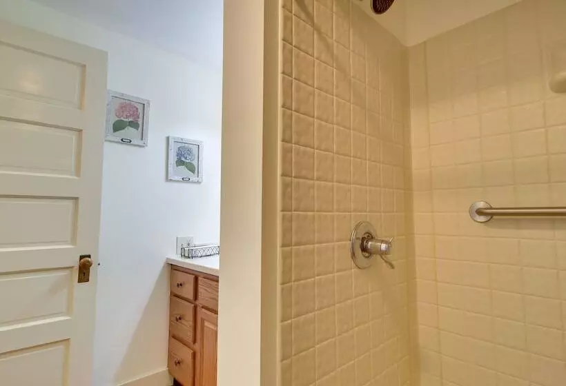 Farmhouse On Ammonoosuc River Near Cannon Mountain