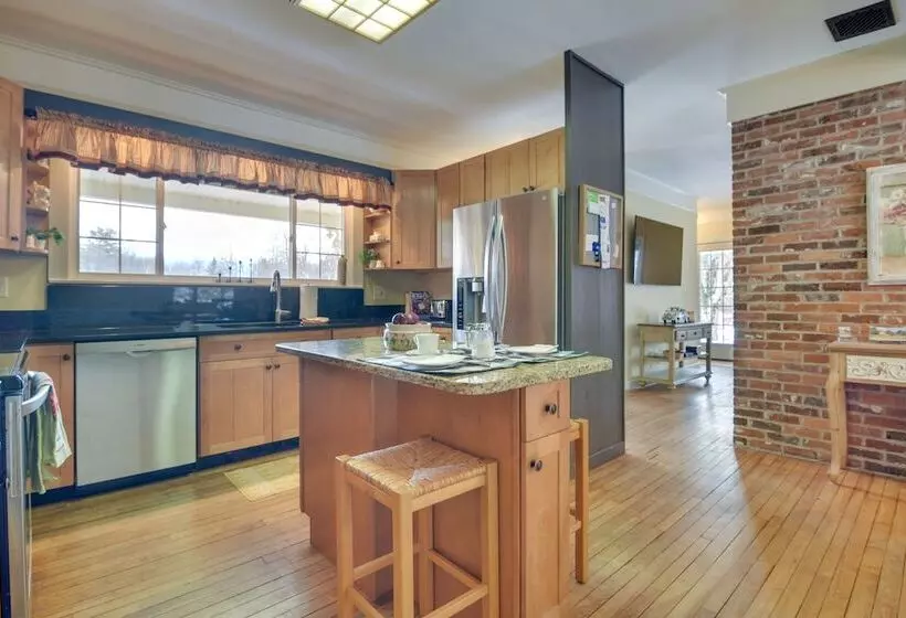 Farmhouse On Ammonoosuc River Near Cannon Mountain