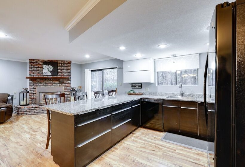 Flagstaff Retreat W/ Grill, Deck & Fireplace!