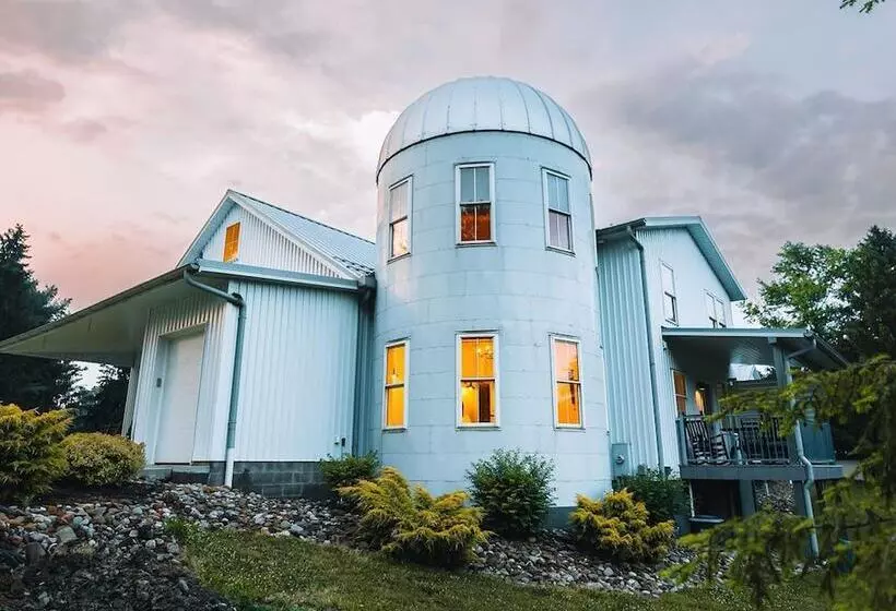Hotelli Pine Cove Treehouses & Cabins