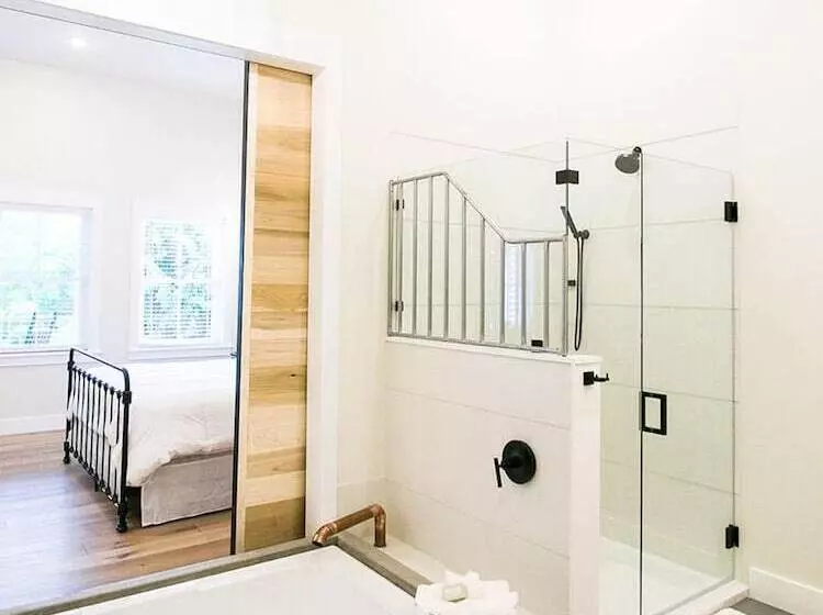 Hotelli Pine Cove Treehouses & Cabins