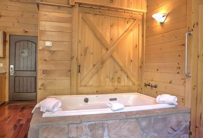 Hotelli Pine Cove Treehouses & Cabins