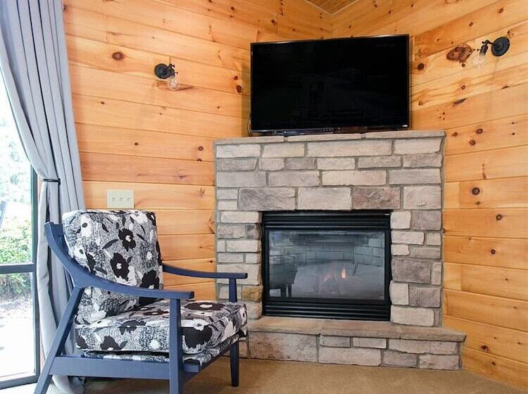 فندق Pine Cove Treehouses & Cabins