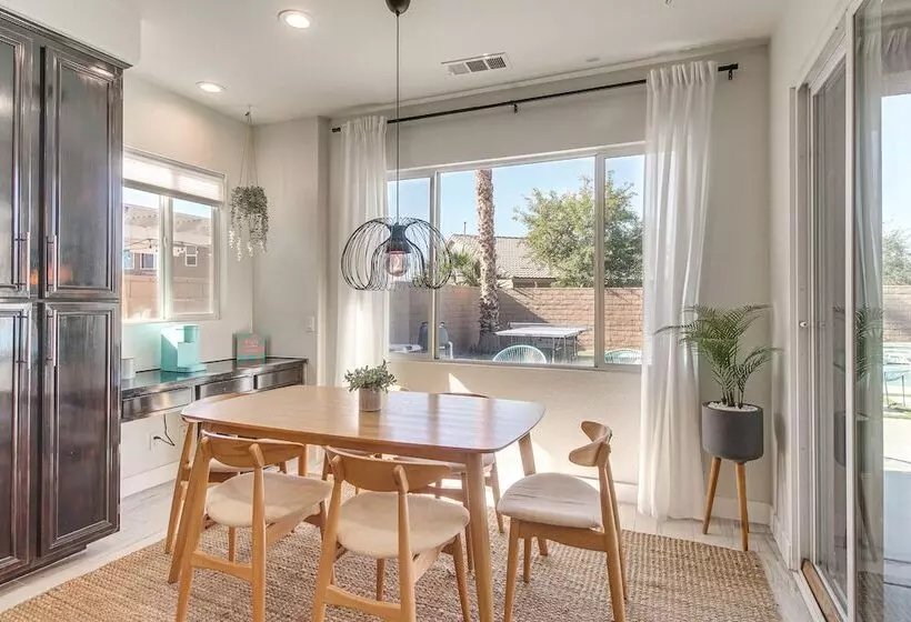 Indio Oasis W/ Heated Saltwater Pool + Hot Tub!