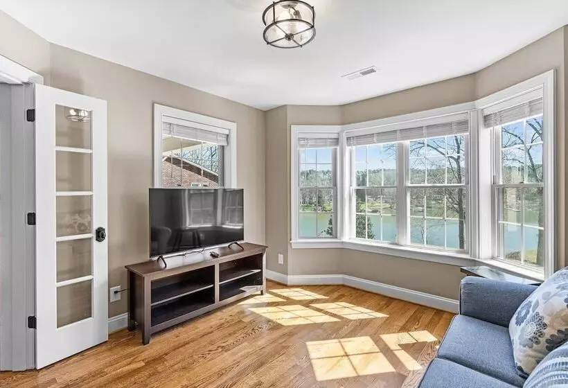 Lake Living By Avantstay Sleeps 22 + Dock, Pool