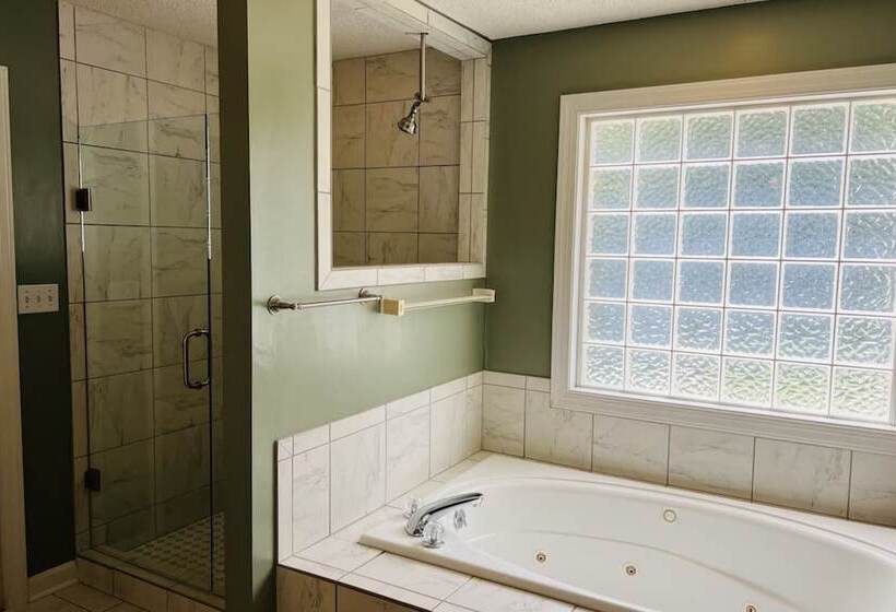 Lake Living By Avantstay Sleeps 22 + Dock, Pool