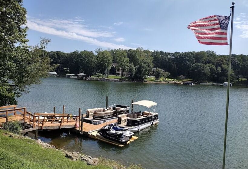 Lake Living By Avantstay Sleeps 22 + Dock, Pool