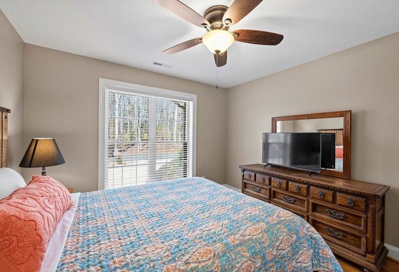 Lake Living By Avantstay Sleeps 22 + Dock, Pool