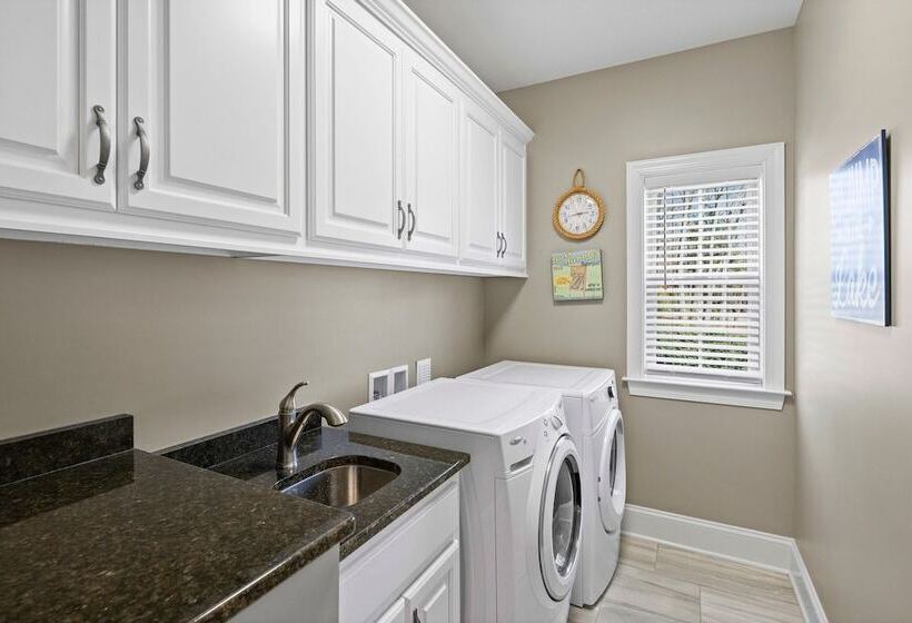 Lake Living By Avantstay Sleeps 22 + Dock, Pool