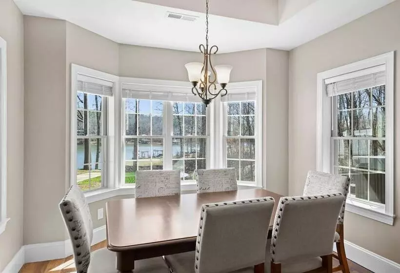 Lake Living By Avantstay Sleeps 22 + Dock, Pool