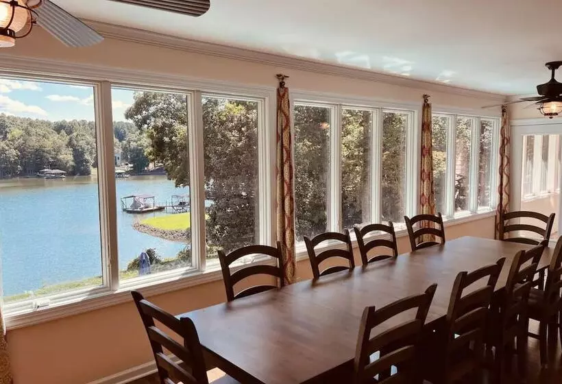 Lake Living By Avantstay Sleeps 22 + Dock, Pool