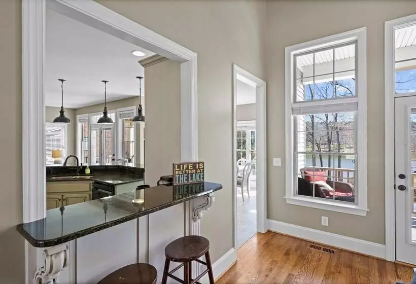 Lake Living By Avantstay Sleeps 22 + Dock, Pool