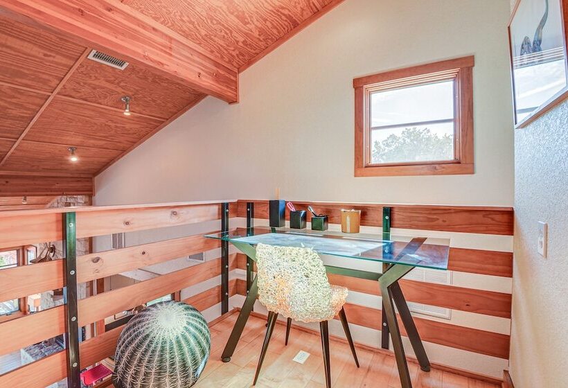 Lake Whitney Cabin W/ Hot Tub & Fire Pit!