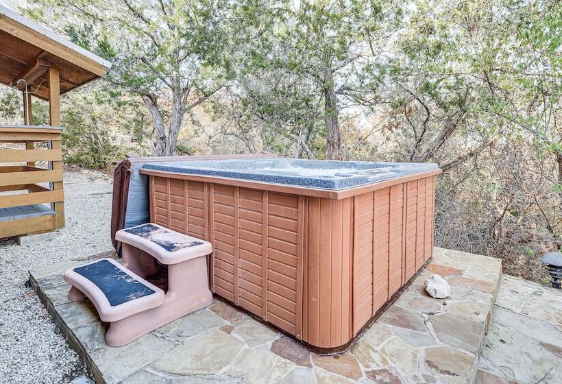 Lake Whitney Cabin W/ Hot Tub & Fire Pit!