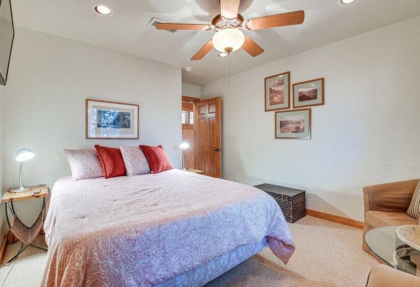 Lake Whitney Cabin W/ Hot Tub & Fire Pit!