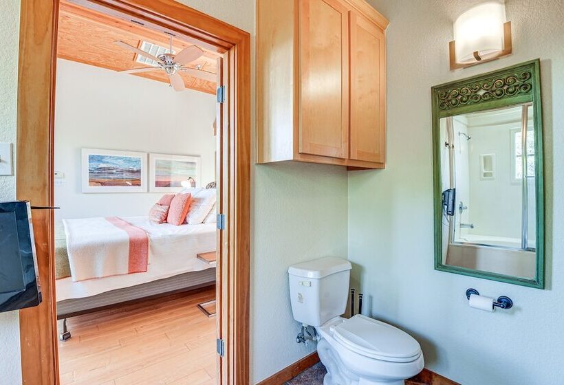 Lake Whitney Cabin W/ Hot Tub & Fire Pit!