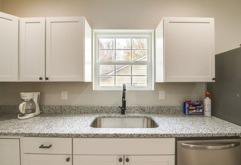 Modern & Pet Friendly Home: 3 Mi To Dtwn Knoxville