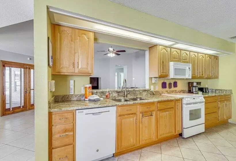 Pensacola Home W/ Private Hot Tub: 4 Mi To Beach!