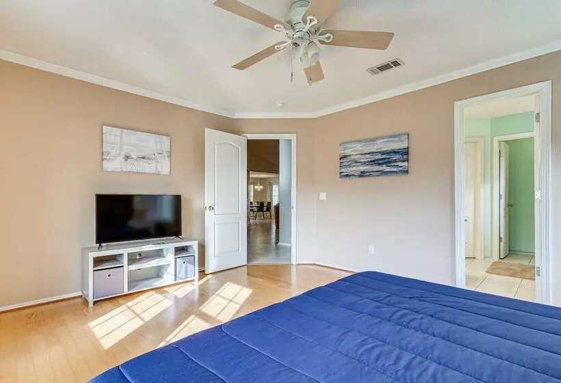 Pensacola Home W/ Private Hot Tub: 4 Mi To Beach!