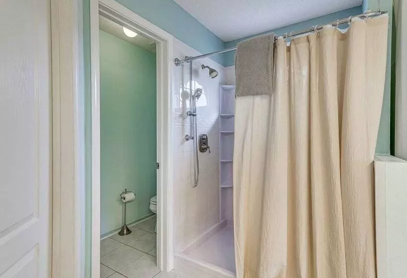 Pensacola Home W/ Private Hot Tub: 4 Mi To Beach!