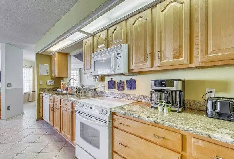 Pensacola Home W/ Private Hot Tub: 4 Mi To Beach!