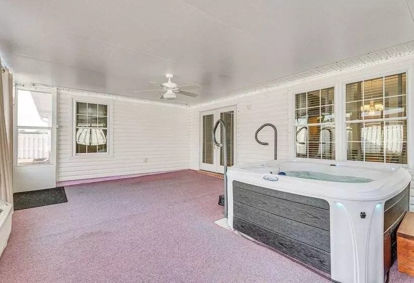 Pensacola Home W/ Private Hot Tub: 4 Mi To Beach!